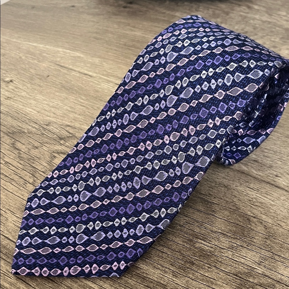 Sophisticated Geometric Men's Tie in Purple